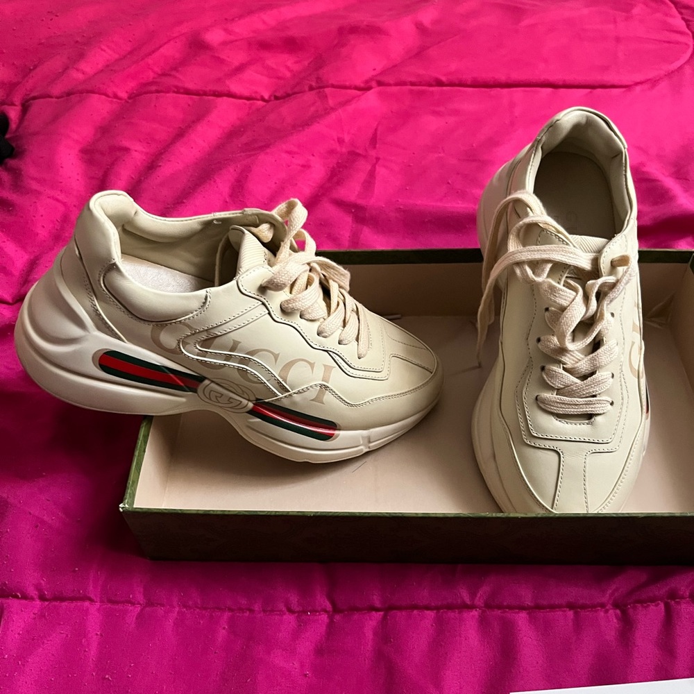 WOMEN'S RHYTON GUCCI LOGO LEATHER SNEAKER